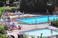 Recreatiepark ‘t Gelloo in Ede - Campingplatzanlage mit Pool und Liegestühlen in der Sonne