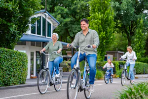 TopParken - Resort Bosvallei - Camper fahren Fahrrad auf dem Campingplatz
