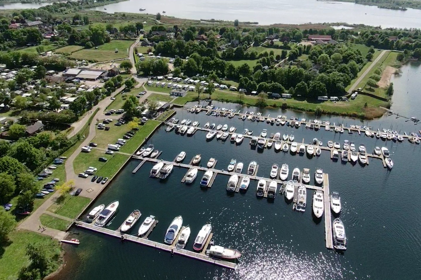 Recreatiepark 't Loo  - Luftaufnahme des Campingplatzes und des Hafens