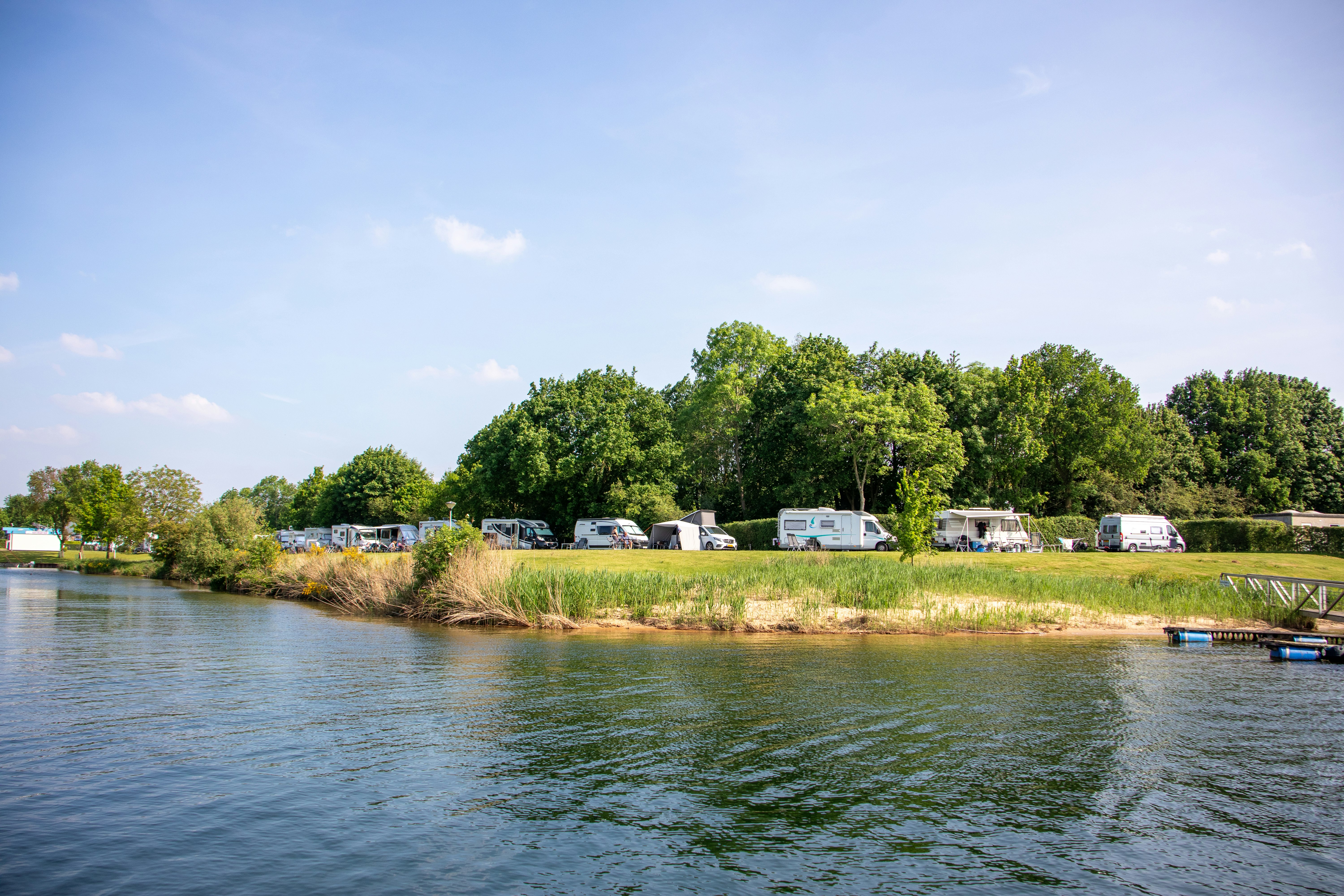Recreatiepark 't Loo - Blick auf die Standplätze am Wasser