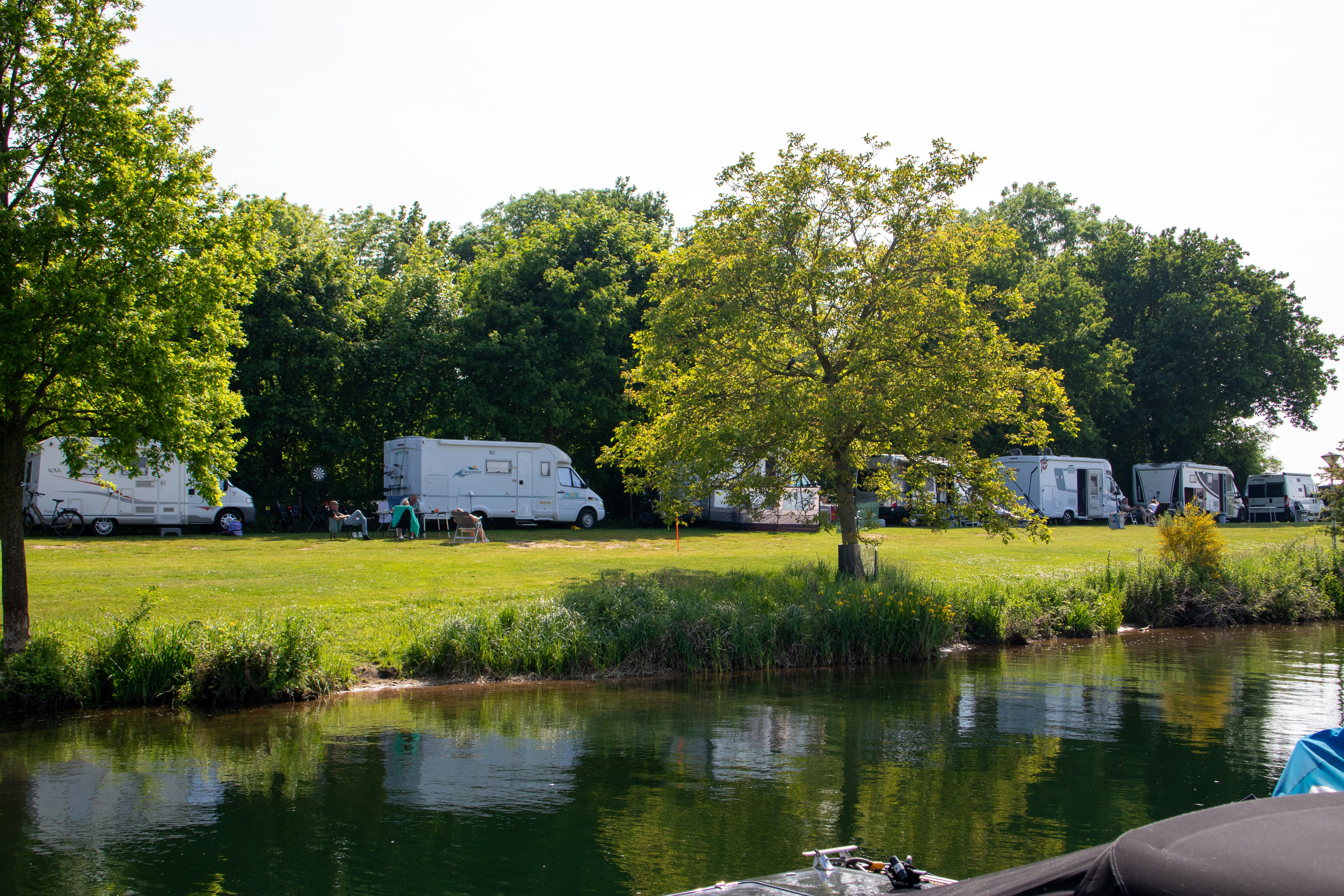 Recreatiepark 't Loo - Blick auf die Standplätze am Wasser