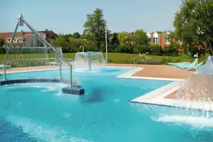 Regenbogen Bad Bederkesa - Pool vom Campingplatz mit Liegestühlen in der Sonne