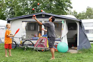 Regenbogen Boltenhagen - eine-Familie--die-vor-ihrem-Wohnwagen-spielt