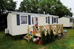 Regenbogen Born - Mobilheim vom Campingplatz mit Veranda