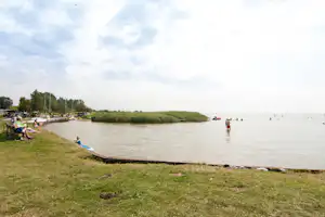 Regenbogen Born - Liegewiese am See Saaler Bodden vom Campingplatz