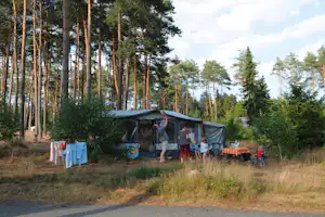 Regenbogen Egestorf - Camper vor dem Zelt im Schatten