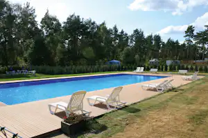 Regenbogen Egestorf - Campingplatz mit Pool und Liegestühlen
