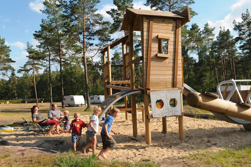 Regenbogen Egestorf - Kinder beim Spielen auf dem Spielplatz des Campingplatzes