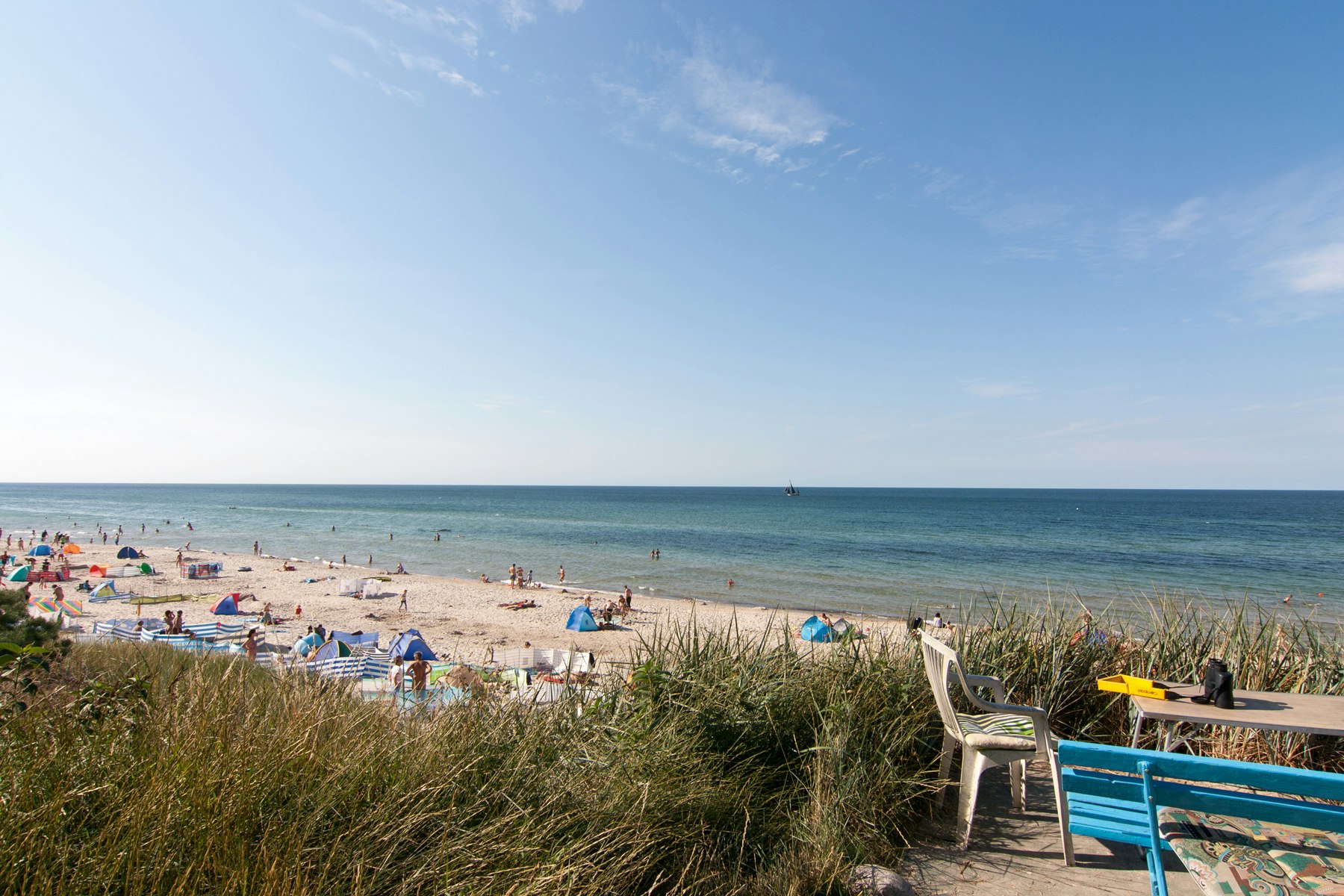 Regenbogen Nonnevitz - Badestrand mit Gäste beim Campingplatz