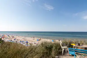 Regenbogen Nonnevitz - Badestrand mit Gäste beim Campingplatz