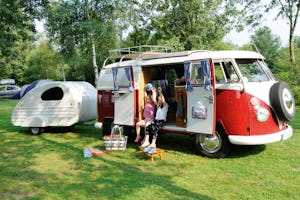 Regenbogen Tecklenburg - Kinder auf dem vom Campingplatz im Grünen