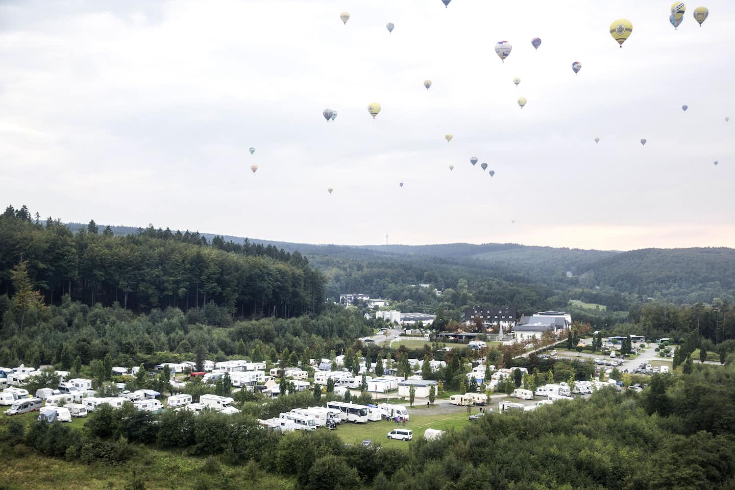 Campingplatz Warsteiner Welt - Blick auf Campingplatz während des Heißluftballon-Wettbewerbs
