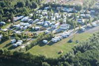 Campingplatz Warsteiner Welt - Blick auf Wohnwagenstellplatz und Zeltplatz auf dem Campingplatz Luftaufnahme