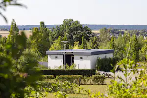 Campingplatz Warsteiner Welt - Blick auf das Waschhaus zentral auf dem Campingplatz
