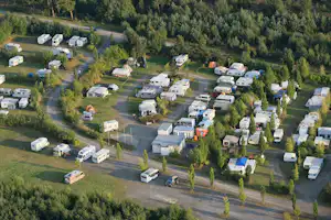 Campingplatz Warsteiner Welt - Grüner Wohnwagenstellplatz auf dem Gelände vom Campingplatz