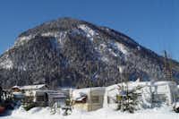 Reiteralm Camping - Wohnwagen im Winter mit Bergen im Hintergrund