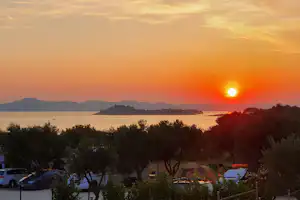 Relax Camp - Blick auf die Standplätze bei Sonnenuntergang
