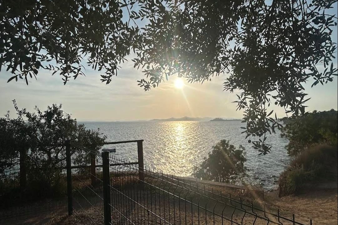 Relax Camp - Sonnenuntergang über dem Wasser