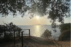 Relax Camp - Sonnenuntergang über dem Wasser
