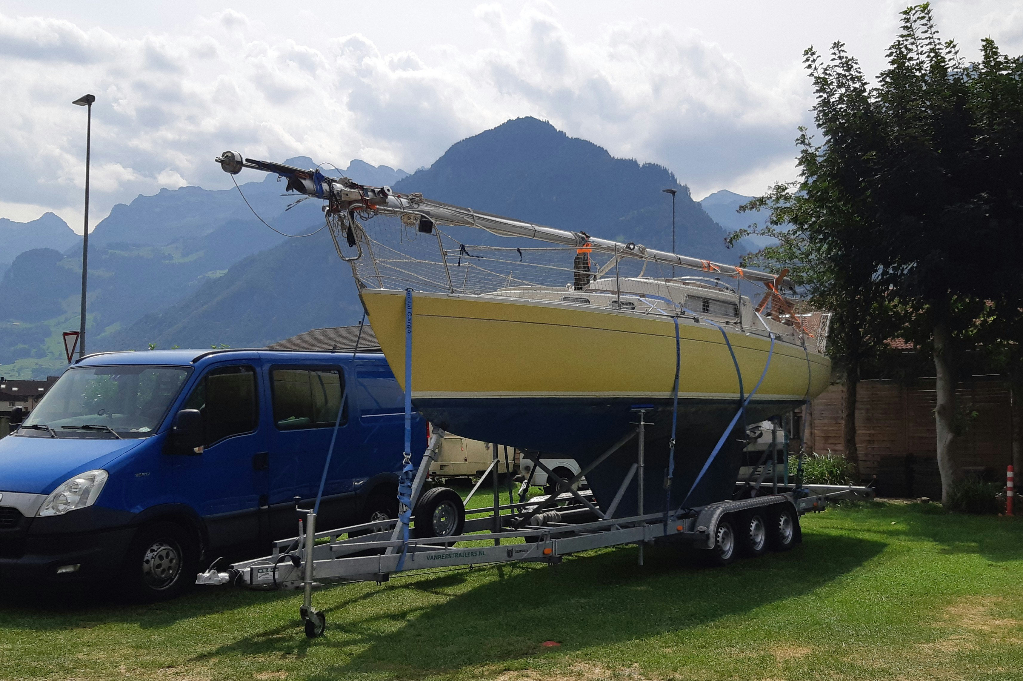 Remo Camping Moosbad - Fahrzeug mit Segelboot auf dem Campingplatz