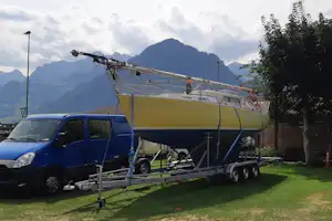 Remo Camping Moosbad - Fahrzeug mit Segelboot auf dem Campingplatz