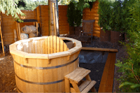 Rennsteig-Caravaning Valentinsteich - Badewanne aus Holz im Freien