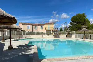 Résidence de la Cabre d'Or - Pool im Freien mit Liegestühlen und Sonnenschirmen