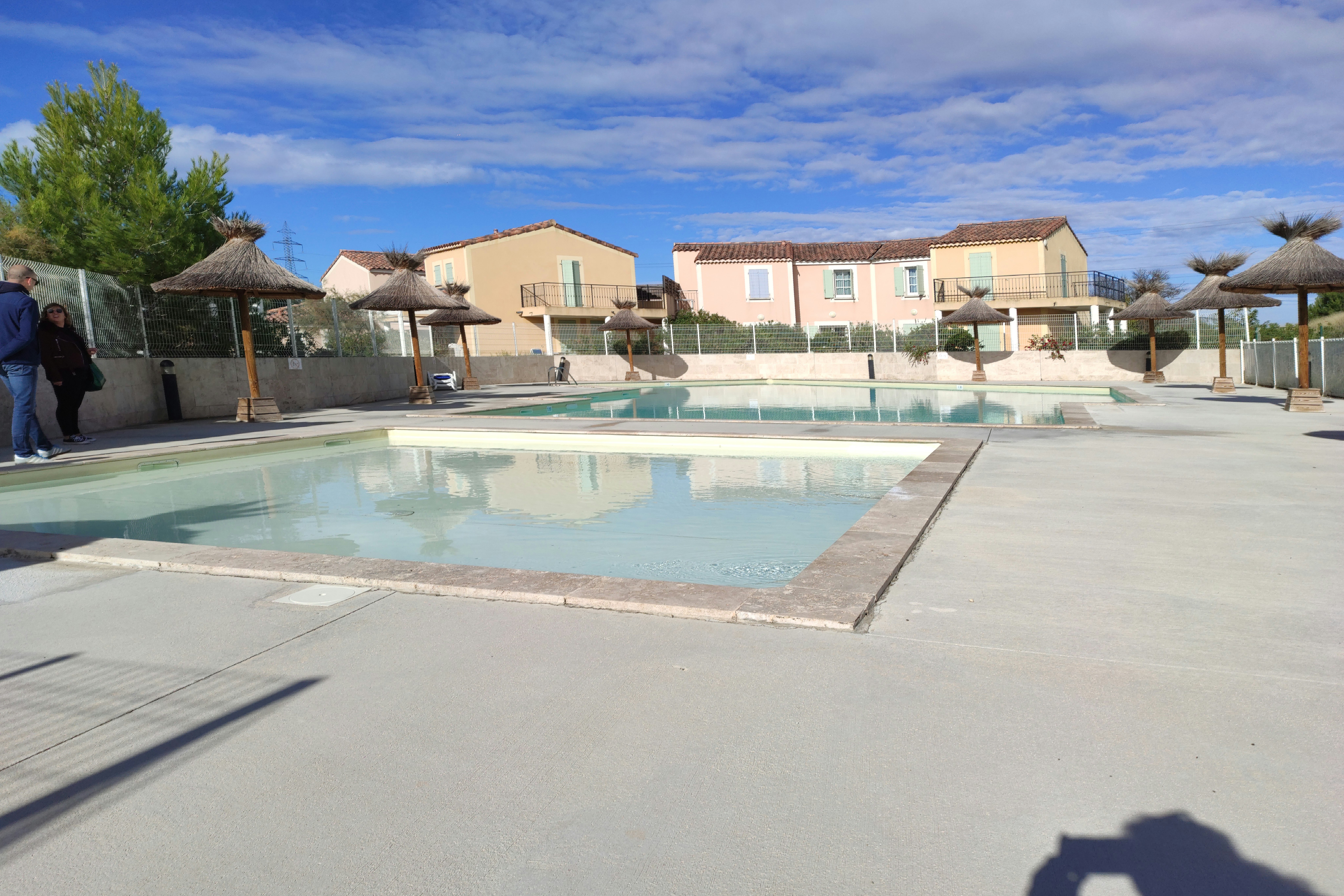 Résidence de la Cabre d'Or  - Pool im Freien mit Liegestühlen und Sonnenschirmen