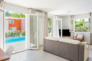 Résidence de Salernes - Innenansicht eines Mobilheims mit privatem Pool