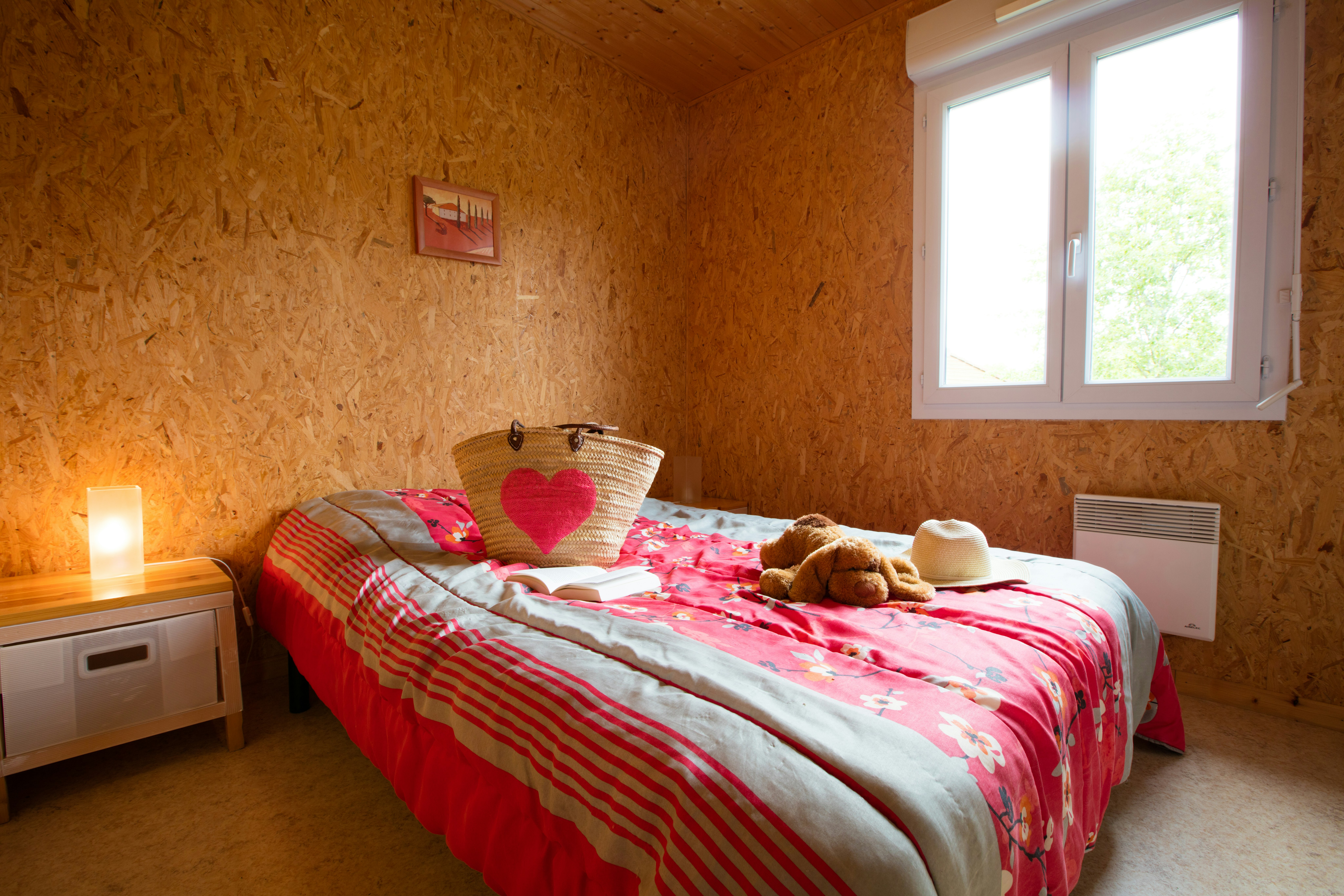 Résidence les chalets de la Vingeanne  - Doppelbett im Schlafzimmer eines Mobilheims