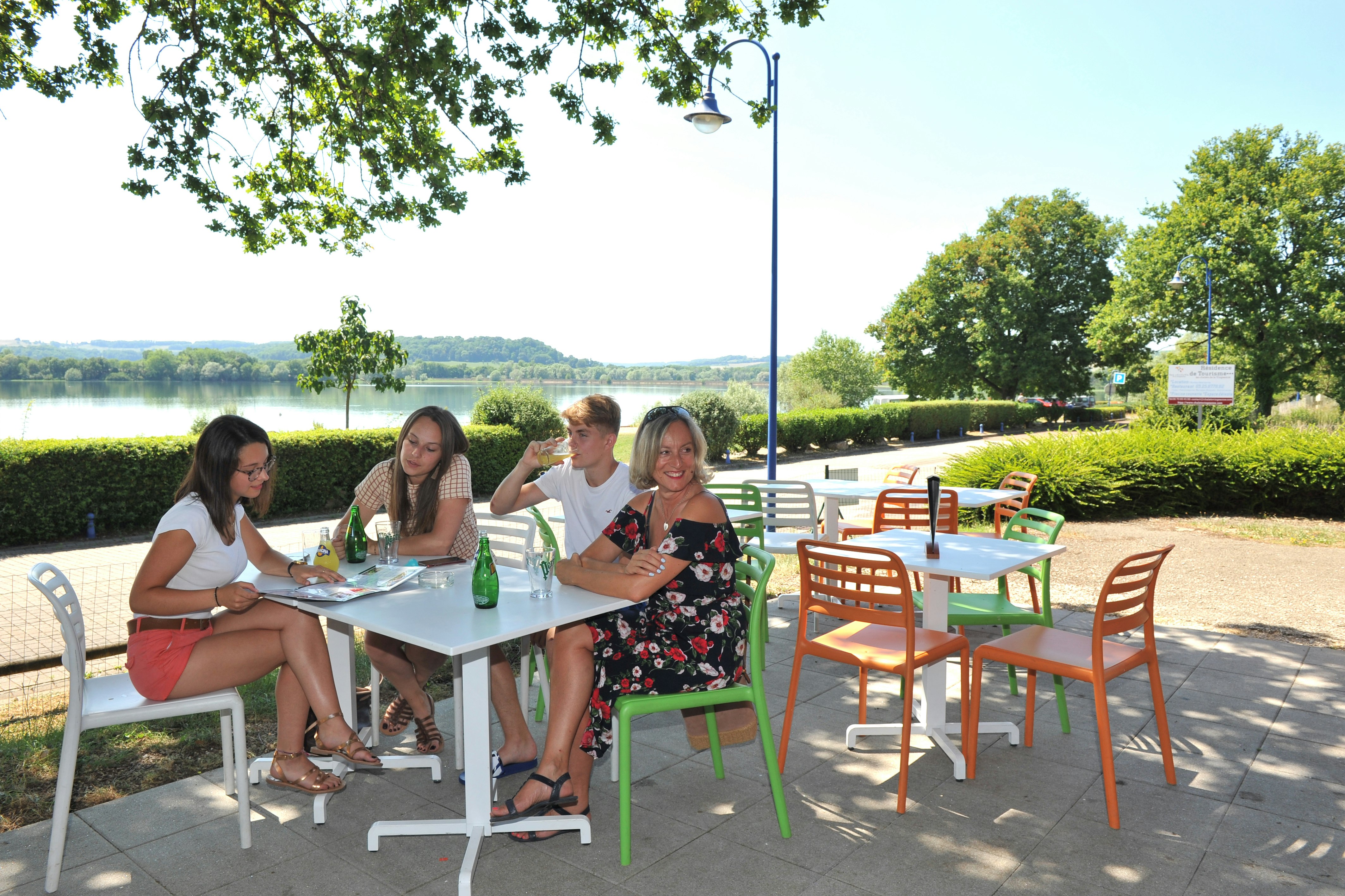 Résidence les chalets de la Vingeanne  - Restaurant mit Terrasse auf dem Campingplatz