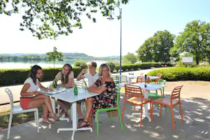 Résidence les chalets de la Vingeanne - Restaurant mit Terrasse auf dem Campingplatz