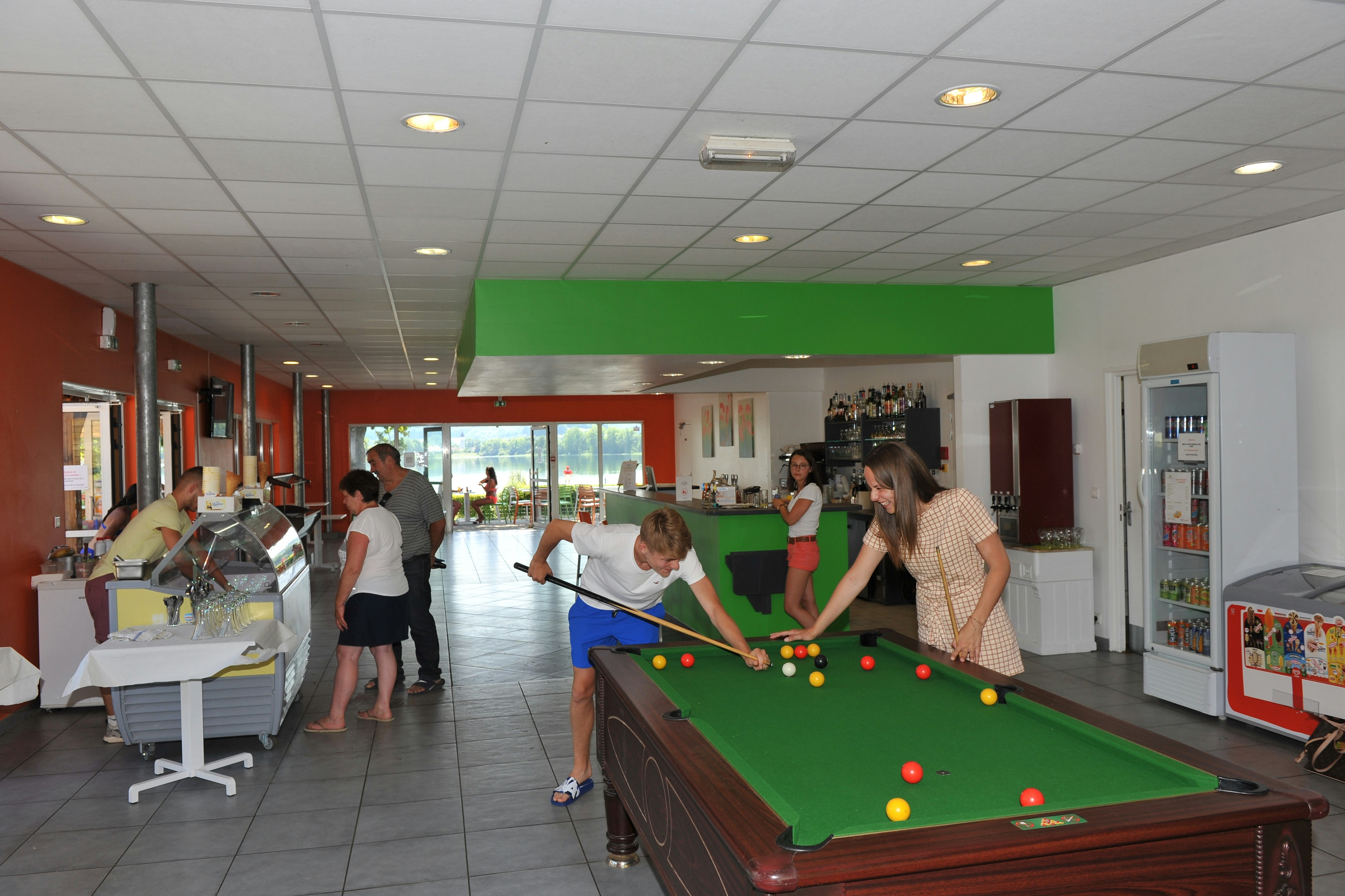 Résidence les chalets de la Vingeanne - Aufenthaltsbereich mit Spielmöglichkeiten und Bar