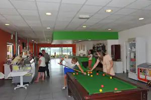 Résidence les chalets de la Vingeanne - Aufenthaltsbereich mit Spielmöglichkeiten und Bar