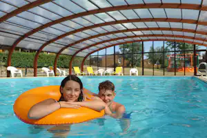 Résidence les chalets de la Vingeanne - Hallenbad auf dem Campingplatz