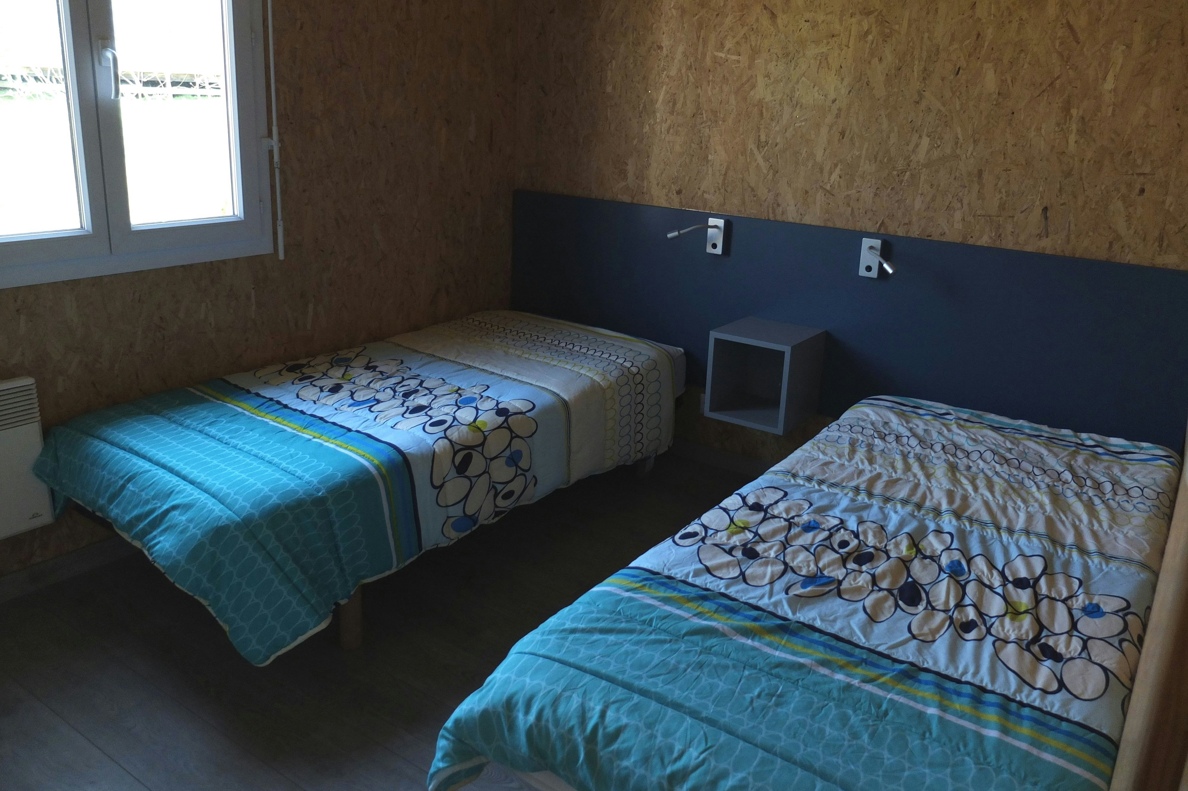 Résidence les chalets de la Vingeanne - Schlafzimmer mit zwei Einzelbetten in einem Mobilheim