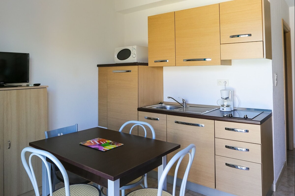 Résidence Les Hauts du Maquis  - Küchenzeile in einem Mobilheim