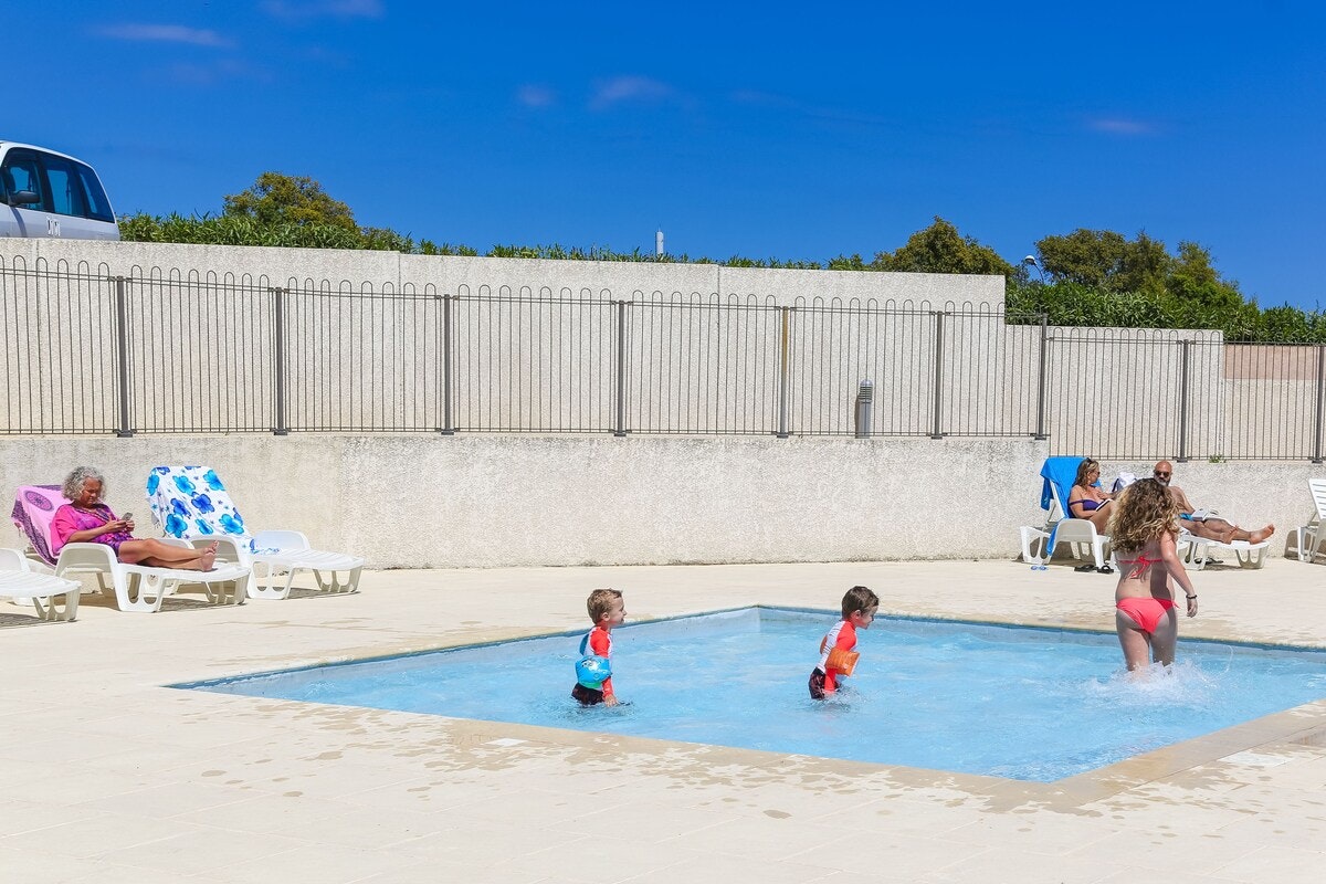 Résidence Les Hauts du Maquis - Kleiner Pool auf dem Campingplatz