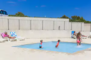 Résidence Les Hauts du Maquis - Kleiner Pool auf dem Campingplatz