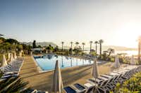 Residence Onda Blu Resort - Blick auf den Pool mit Liegestühlen und Sonnenschirmen