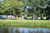 Resort De Arendshorst - Blick auf den Fluss und den Wohnwagen- und Zeltstellplatz vom Campingplatz