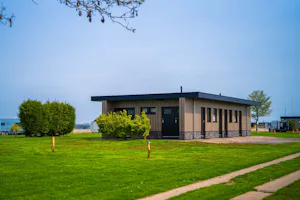 Resort Lexmond - Blick auf das Sanitärgebäude des Campingplatzes
