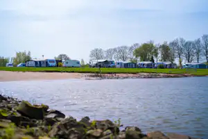 Resort Lexmond - Blick auf die Standplätze auf der Wiese