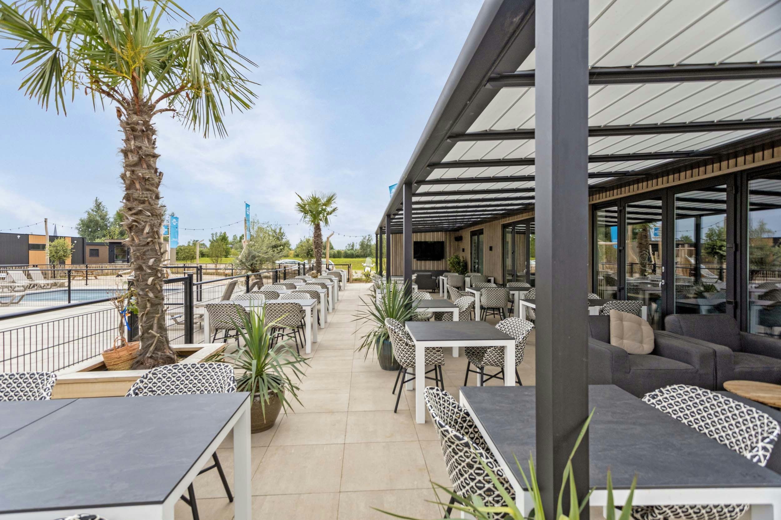 Resort Lexmond - Blick auf die Terrasse des Restaurants auf dem Campingplatz