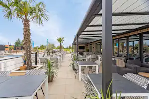 Resort Lexmond - Blick auf die Terrasse des Restaurants auf dem Campingplatz