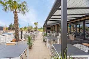 Resort Lexmond - Blick auf die Terrasse des Restaurants auf dem Campingplatz