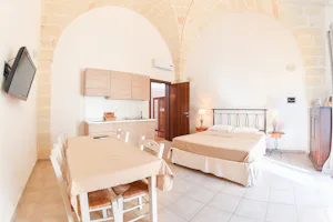Resort Naturista Grottamiranda - Wohnung Ostuni - Zimmer und Küche