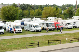 Rīga City Camping - Blick auf den Wohnwagen- und Zeltstellplatz