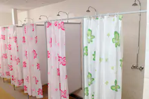 Rīga City Camping - Duschbereich im Sanitärgebäude