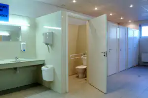 Rīga City Camping - Sanitärbereich von Innen mit Blick in eine Toilette und Waschbecken